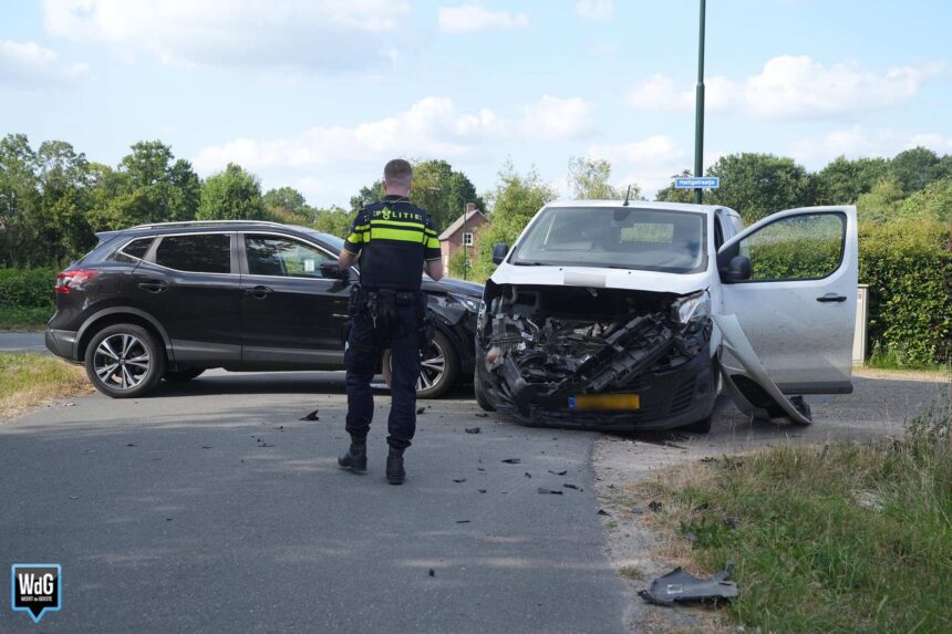 Bestelauto met stierensperma en auto met zwangere vrouw botsen in Budel
