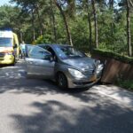 Auto botst tegen plantenbak bij wegversmalling in Soerendonk