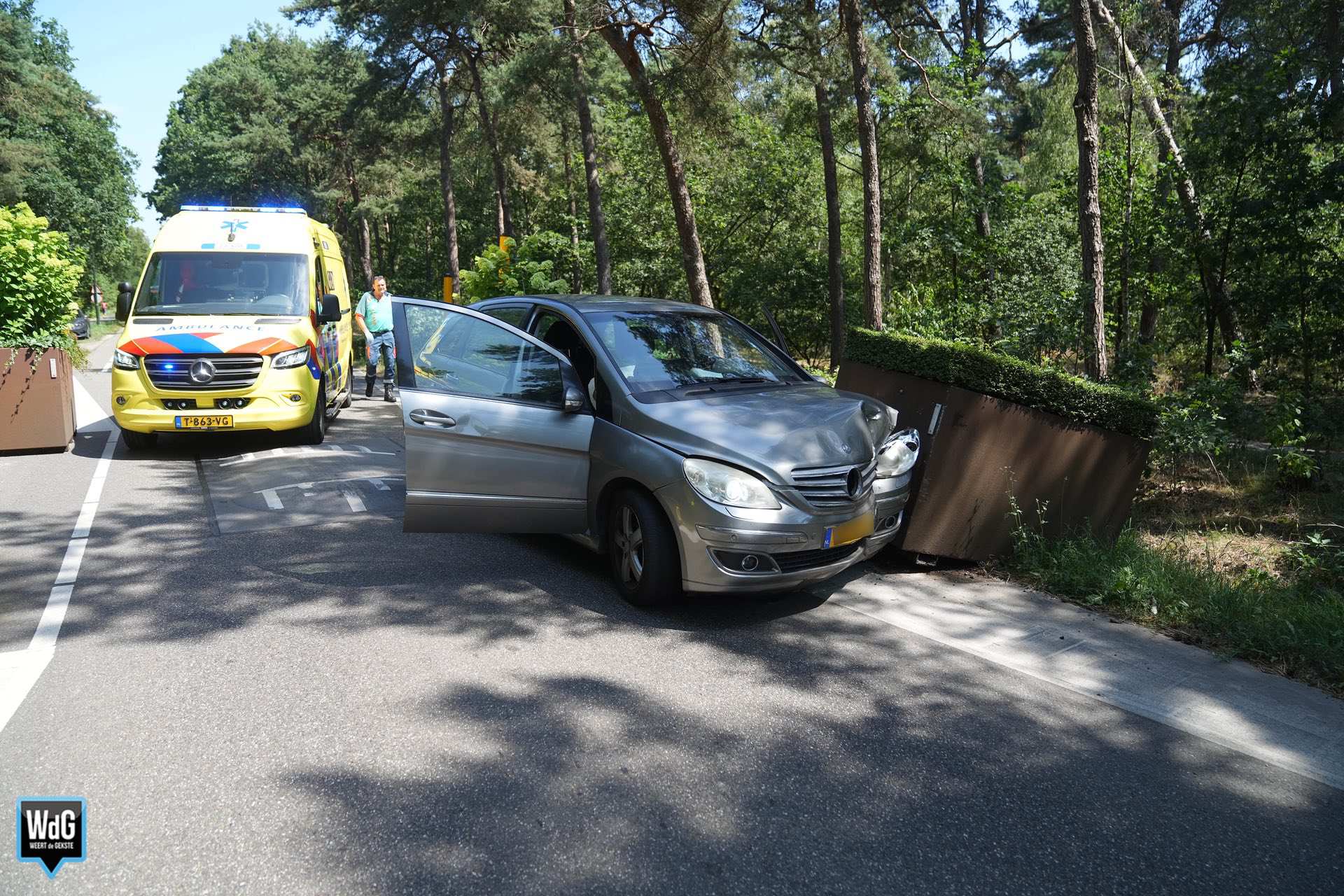 Auto botst tegen plantenbak bij wegversmalling in Soerendonk