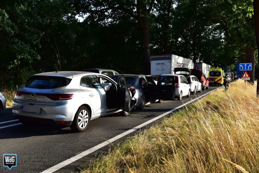 Meerdere auto's betrokken bij ongeval op N273 bij Grathem