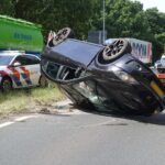 Auto belandt op zijn kop na botsing op Napoleonsweg in Ittervoort