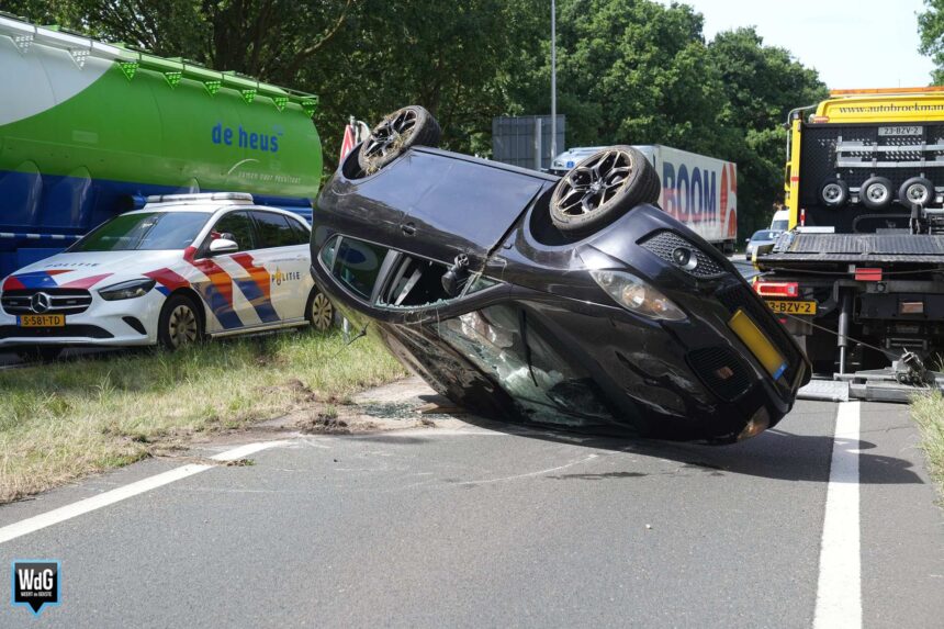 Auto belandt op zijn kop na botsing op Napoleonsweg in Ittervoort