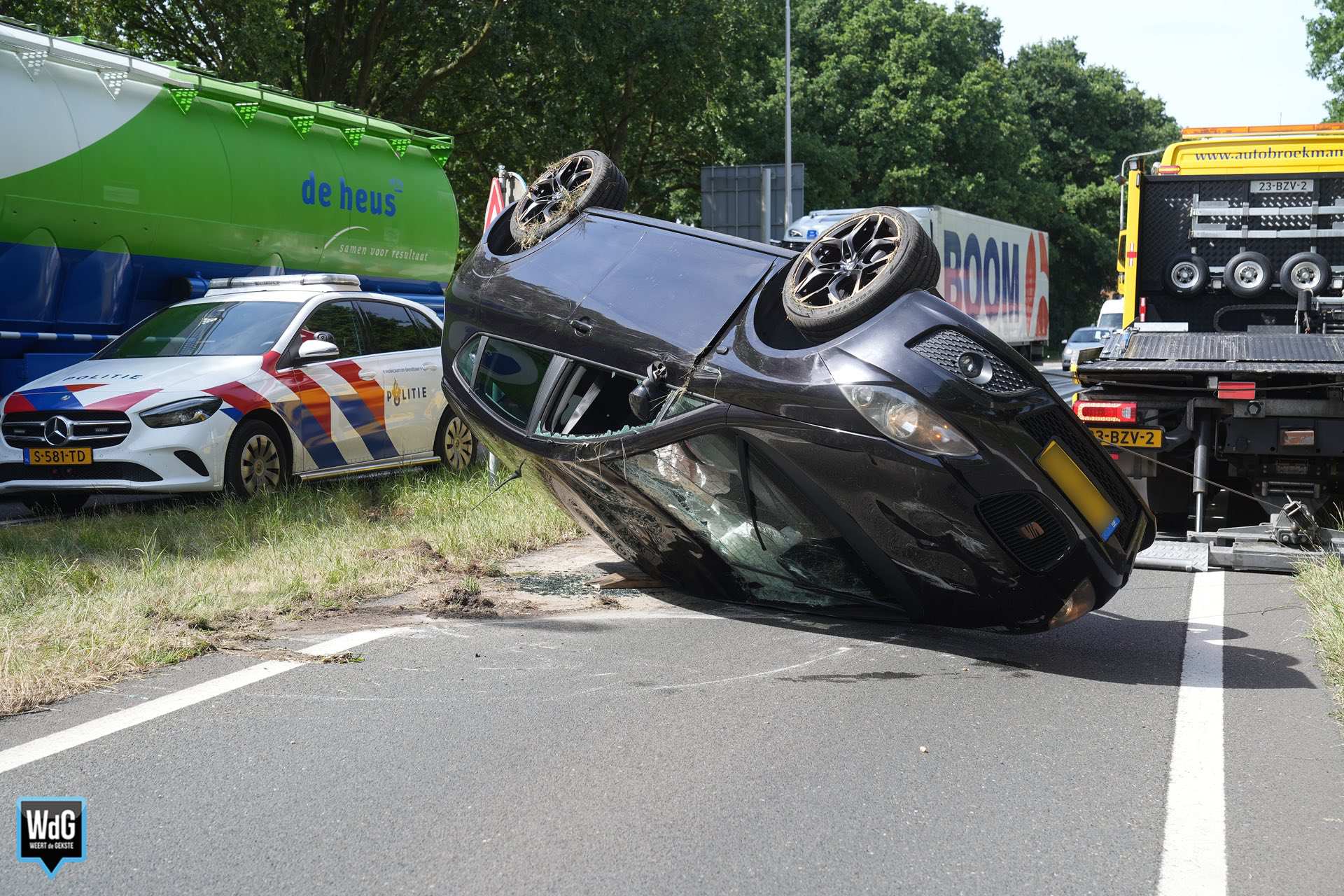 Auto belandt op zijn kop na botsing op Napoleonsweg in Ittervoort
