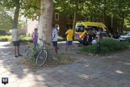 Auto en fietser botsen op Sint Jozefslaan
