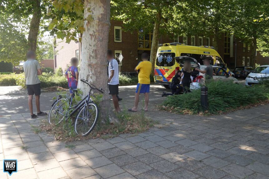 Auto en fietser botsen op Sint Jozefslaan