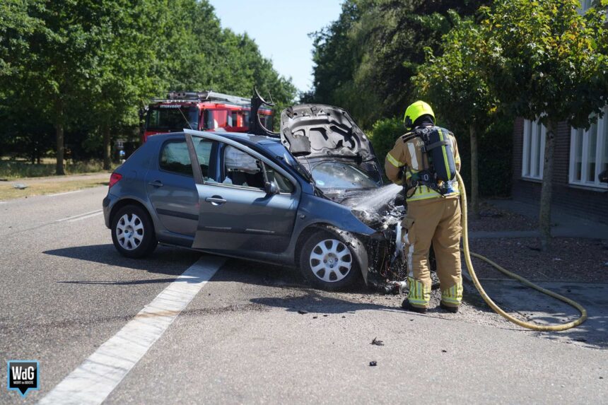 Auto vat vlam na botsing in Hunsel, politie maakt einde aan 'wave'