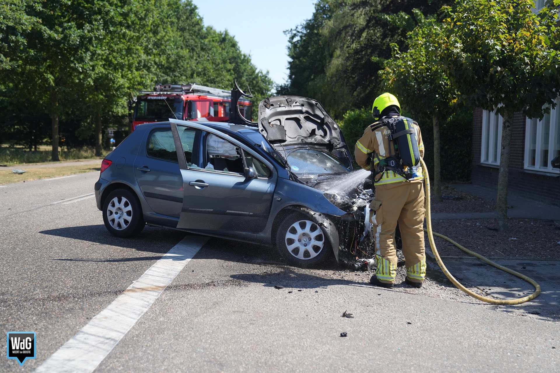 Auto vat vlam na botsing in Hunsel, politie maakt einde aan 'wave'