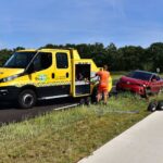 Auto naast de weg na inhaalactie op Houtsberg Nederweert-Eind