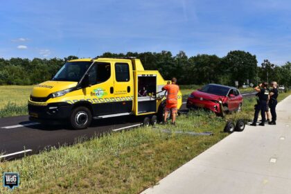 Auto naast de weg na inhaalactie op Houtsberg Nederweert-Eind