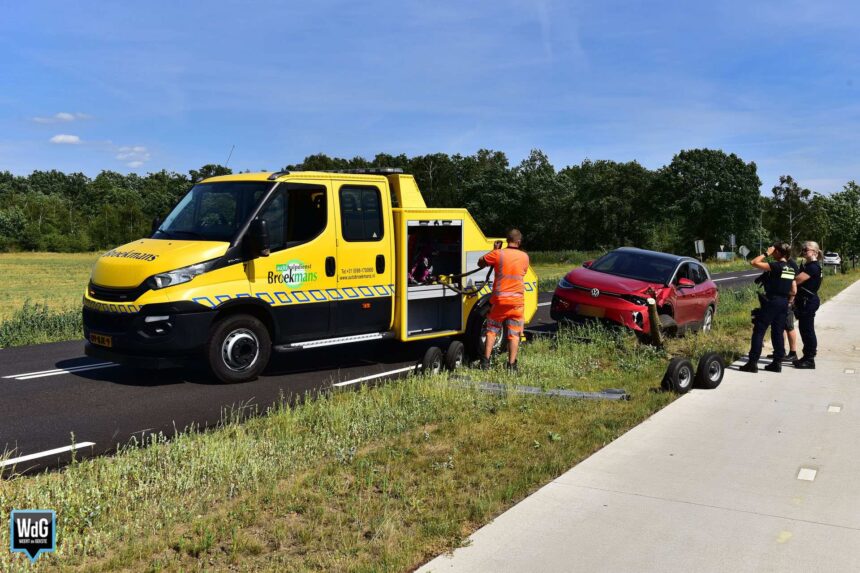 Auto naast de weg na inhaalactie op Houtsberg Nederweert-Eind
