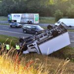 Bakwagen slaat over de kop op snelweg A2 bij Weert
