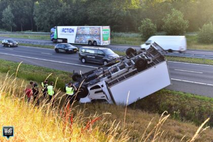 Bakwagen slaat over de kop op snelweg A2 bij Weert