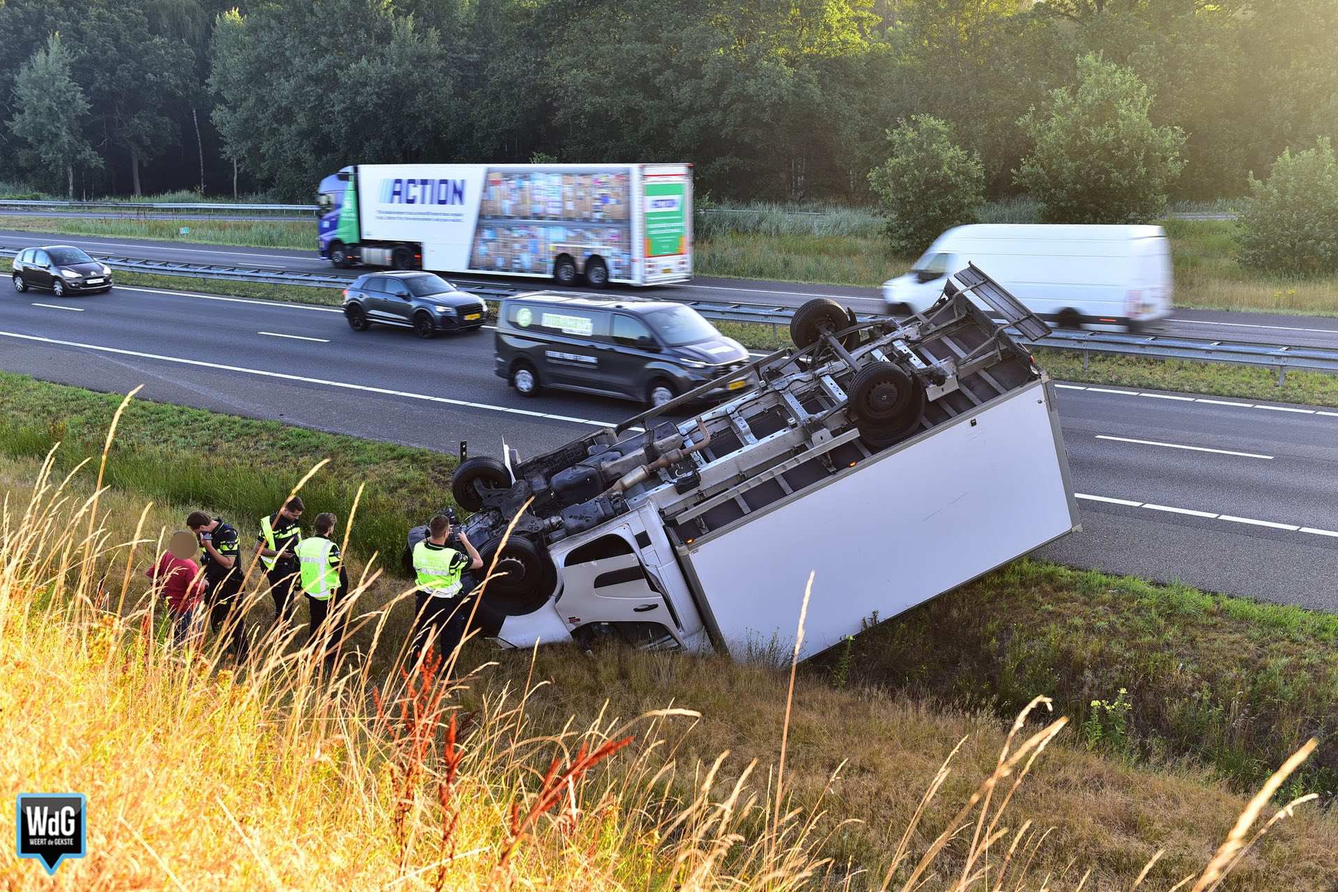Bakwagen slaat over de kop op snelweg A2 bij Weert