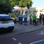 Auto en fietsster botsen op rotonde Graafschap Hornelaan