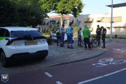 Auto en fietsster botsen op rotonde Graafschap Hornelaan