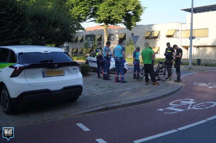 Auto en fietsster botsen op rotonde Graafschap Hornelaan