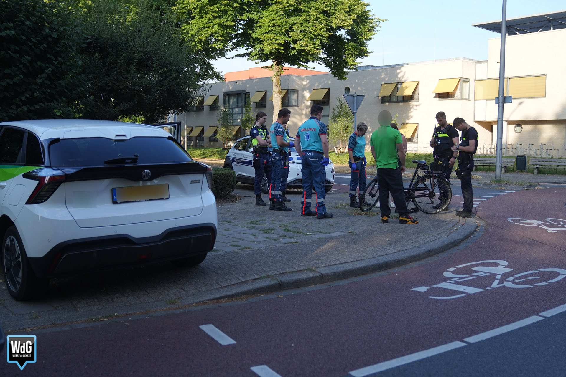 Auto en fietsster botsen op rotonde Graafschap Hornelaan