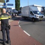 Fietsster gewond na botsing met bakwagen op rotonde