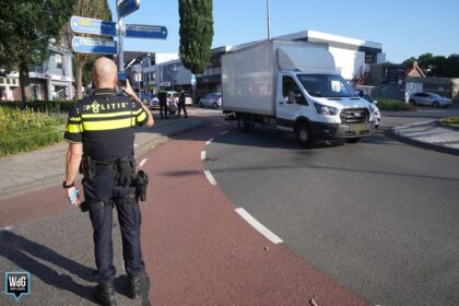 Fietsster gewond na botsing met bakwagen op rotonde