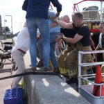 Burgemeester en brandweer helpen gestrande passagiers rondvaart