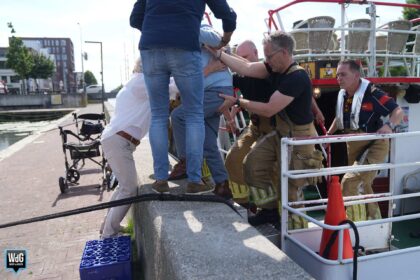 Burgemeester en brandweer helpen gestrande passagiers rondvaart