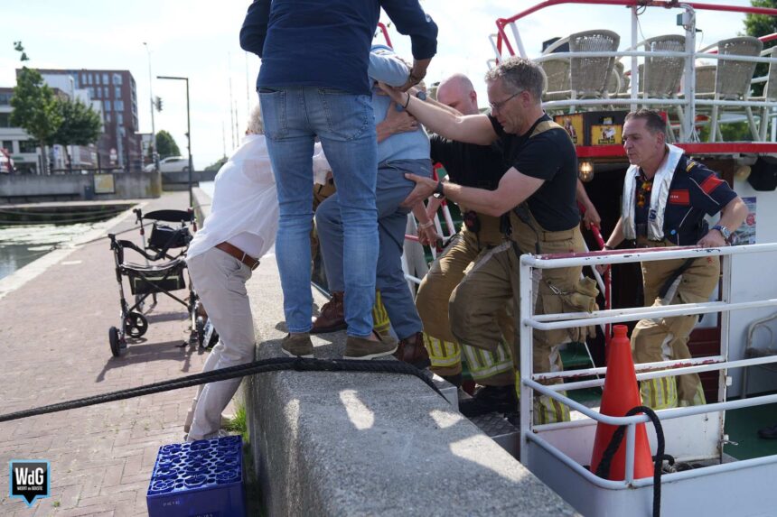 Burgemeester en brandweer helpen gestrande passagiers rondvaart