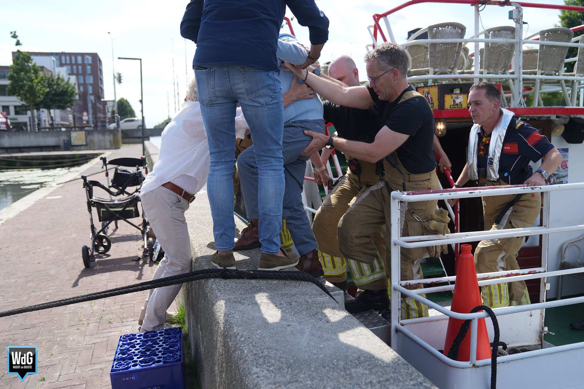 Burgemeester en brandweer helpen gestrande passagiers rondvaart
