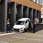 Automobiliste rijdt per ongeluk van trap naast Stadhuis Weert