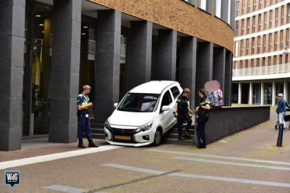 Automobiliste rijdt per ongeluk van trap naast Stadhuis Weert
