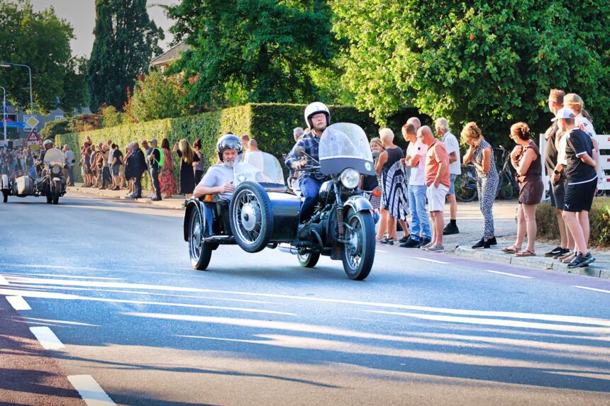 Honderden klassieke motoren en auto's trokken veel bekijks tijdens de Historische Parade van TT Haler. Foto van vanderbroms