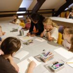 Danielle Lemaire geeft tekenworkshop voor kinderen bij Museum W. Foto van Theo van de Winkel