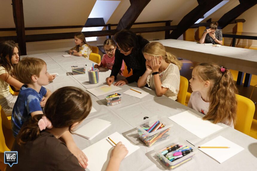 Danielle Lemaire geeft tekenworkshop voor kinderen bij Museum W. Foto van Theo van de Winkel