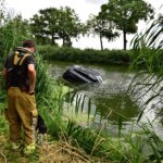Auto rolt kanaal in bij Meijel