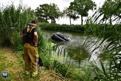Auto rolt kanaal in bij Meijel