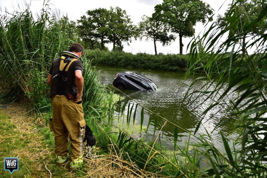 Auto rolt kanaal in bij Meijel