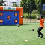 Jongerenwerk van Punt Welzijn organiseerde voetbalminigames op het Cruyff Court in Weert. Foto van Theo van de Winkel
