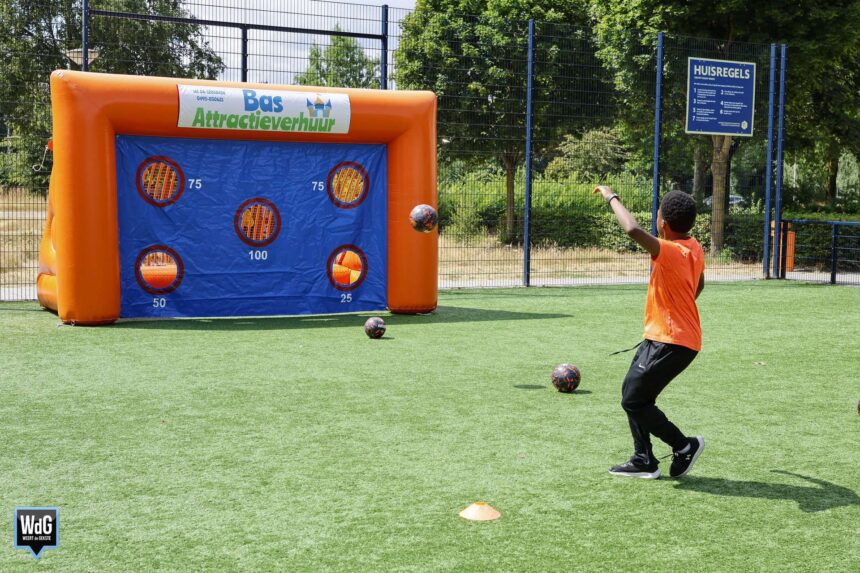 Jongerenwerk van Punt Welzijn organiseerde voetbalminigames op het Cruyff Court in Weert. Foto van Theo van de Winkel