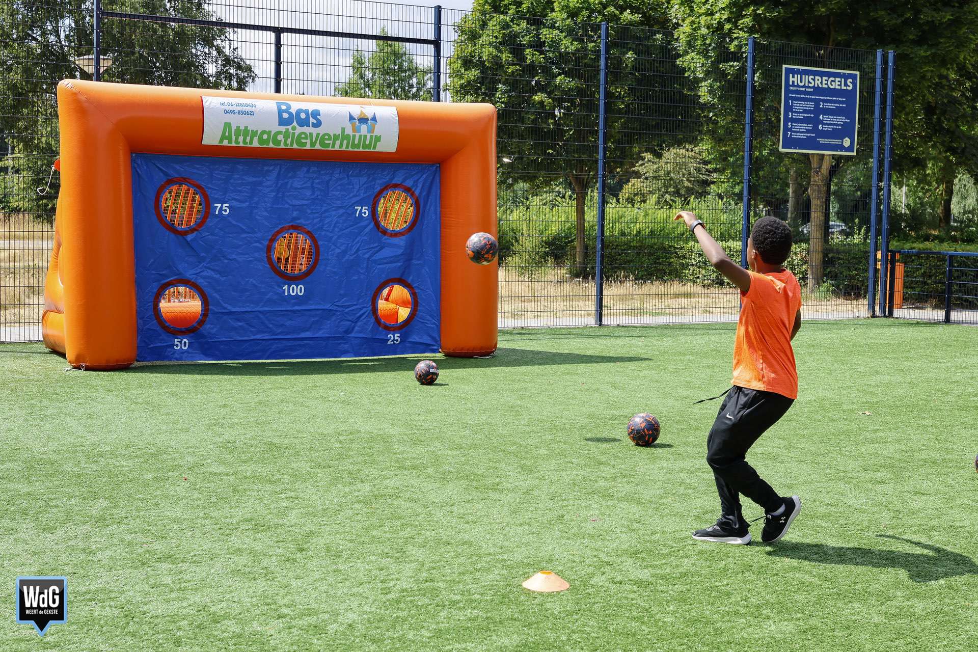 Jongerenwerk van Punt Welzijn organiseerde voetbalminigames op het Cruyff Court in Weert. Foto van Theo van de Winkel
