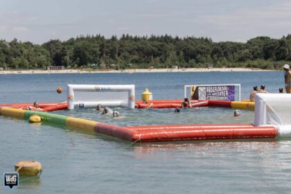 Water, zon en spektakel tijdens beachwaterpolotoernooi in Weert