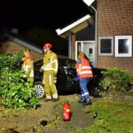Auto botst tegen boom en eindigt in voortuin in Panningen