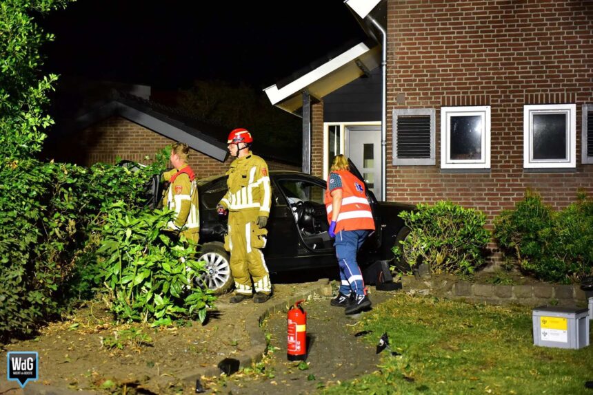 Auto botst tegen boom en eindigt in voortuin in Panningen