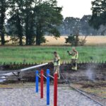 Brandweer blust buitenbrand aan Roggelsedijk in Meijel.
