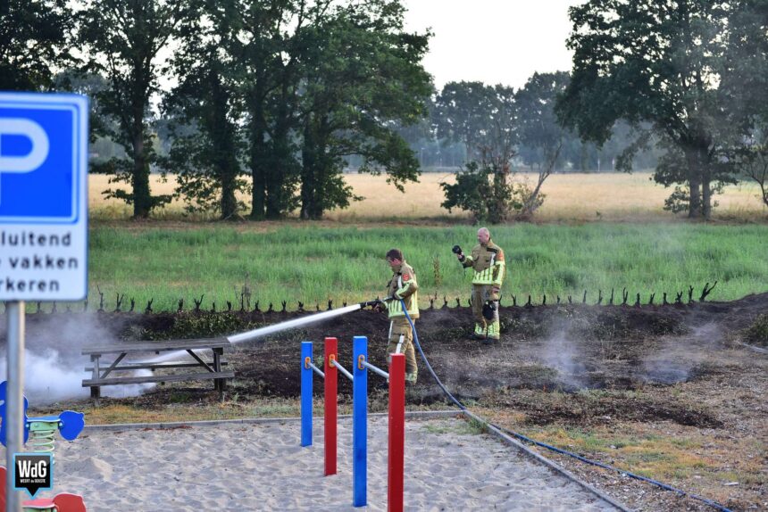 Brandweer blust buitenbrand aan Roggelsedijk in Meijel.