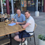 Jeffrey Lutgens van Borenburg (r) en LVK-voorzitter Roel Florie (l)