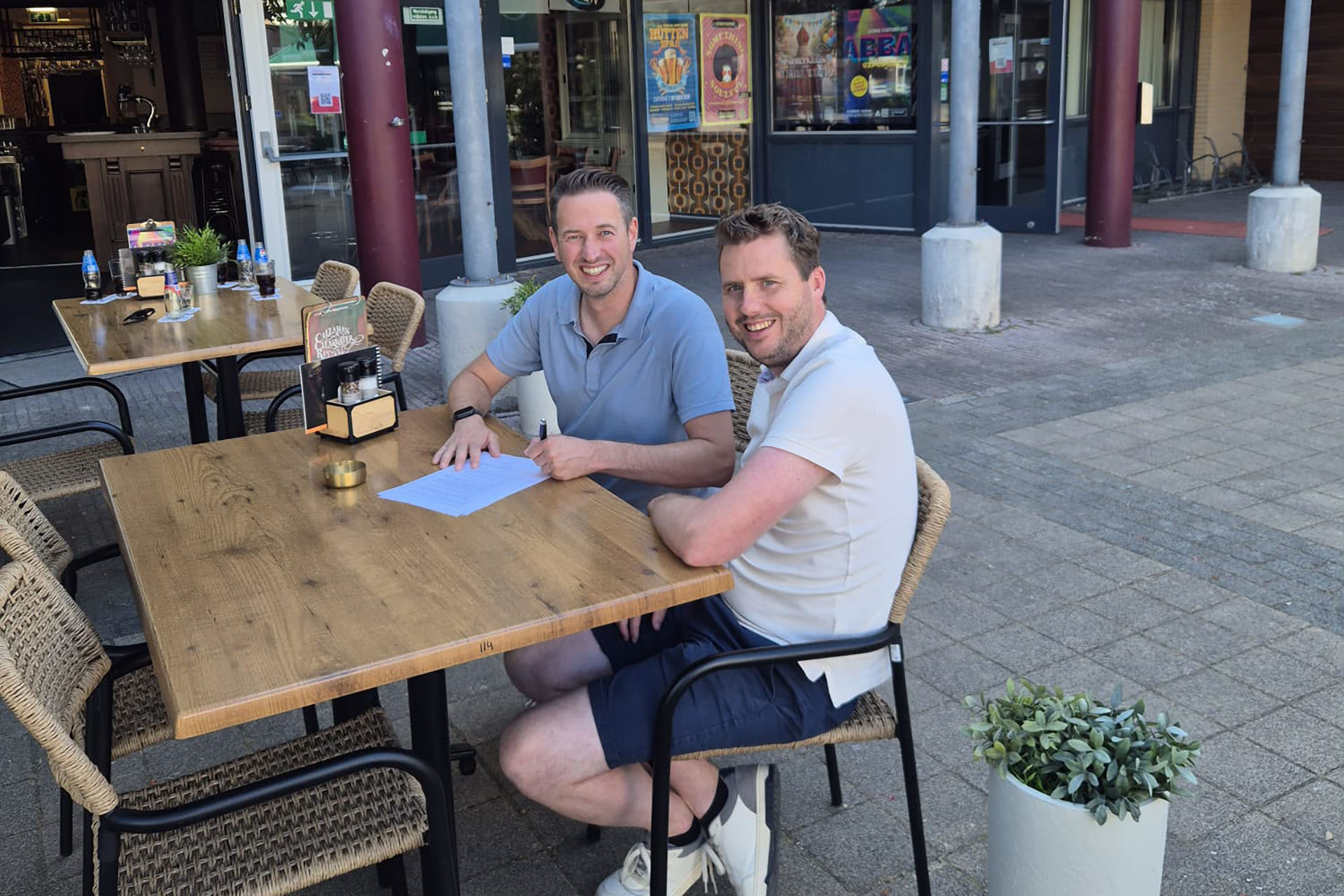 Jeffrey Lutgens van Borenburg (r) en LVK-voorzitter Roel Florie (l)