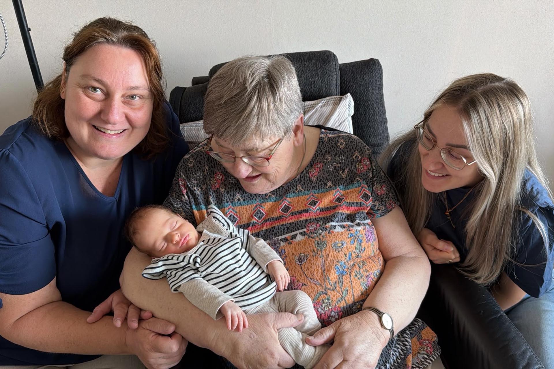 Vier generaties uit één familie samen op de foto