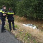 Auto rijdt van talud bij toerit A2