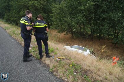 Auto rijdt van talud bij toerit A2
