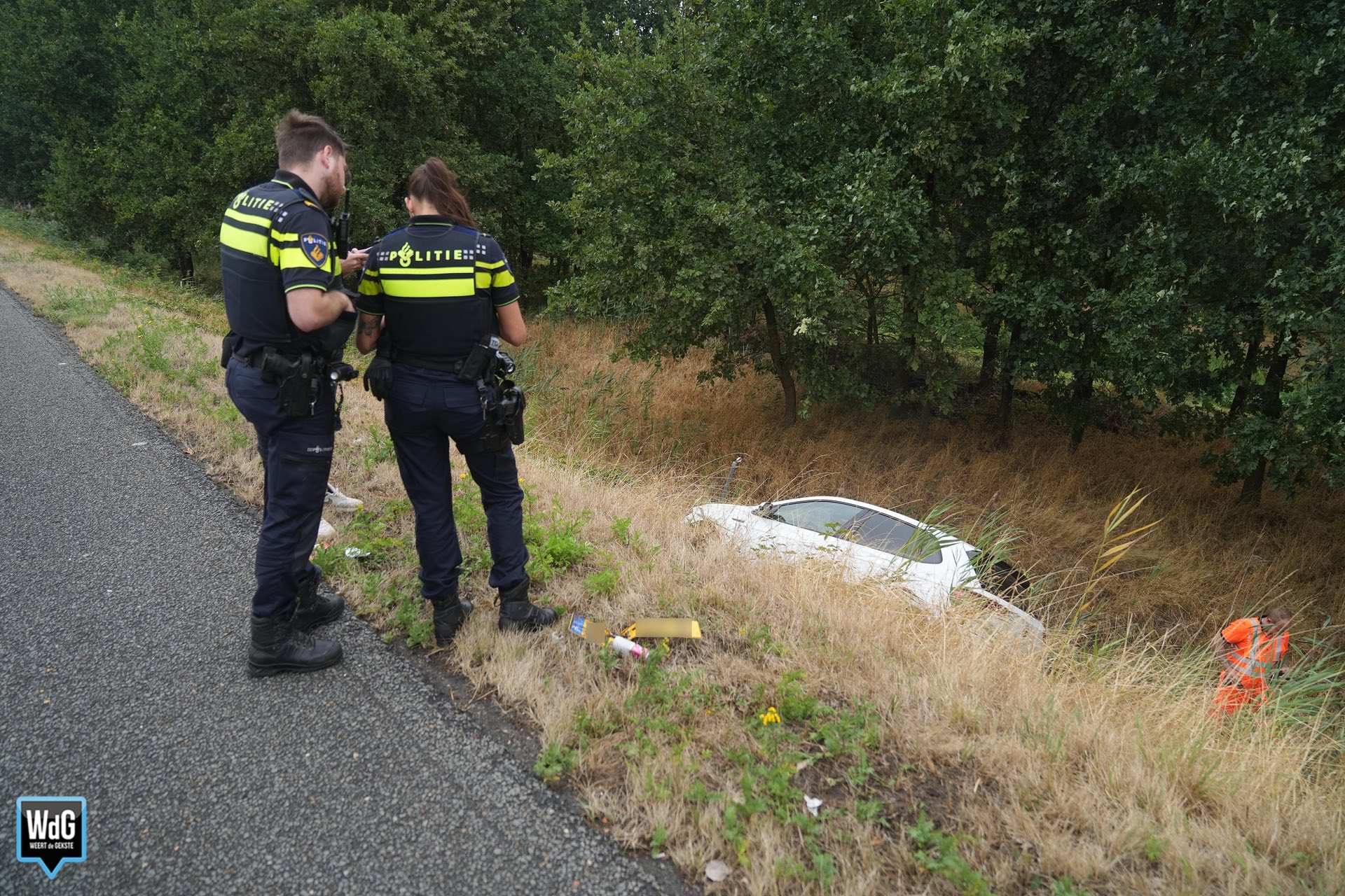 Auto rijdt van talud bij toerit A2