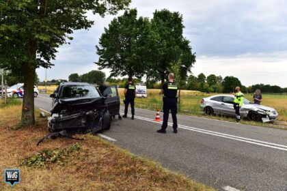 Twee auto's botsen op de Leveroyseweg in Heythuysen